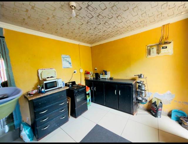 2 BEDROOM HOUSE FOR SALE IN KWANDENGEZI